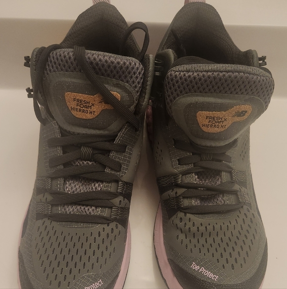 NEW BALANCE WOMENS SIZE 8.5 GRAY TRAIL RUNNING SHOE - Picture 2 of 8